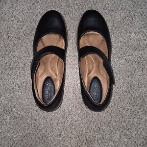 Cross strap MaryJanes